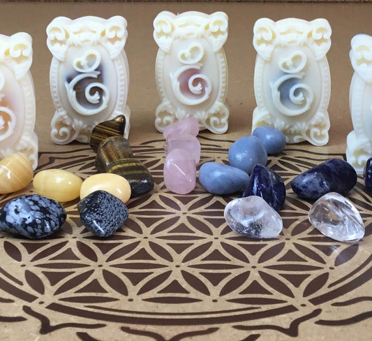 Savon epione et leurs pierres sur une fleur de vie régénérante obsidienne flocon de neige cristal de roche angélite calcite orange oeil de tigre quartz rose sodalite